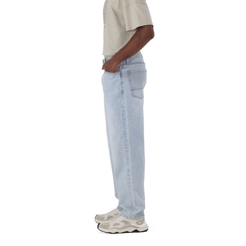 OSCAR STRAIGHT FIT LIGHT WASH JEANS