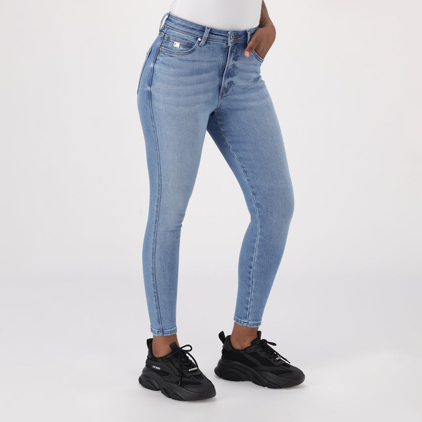 ZOE CONTOUR CURVY MID WASH SKINNY